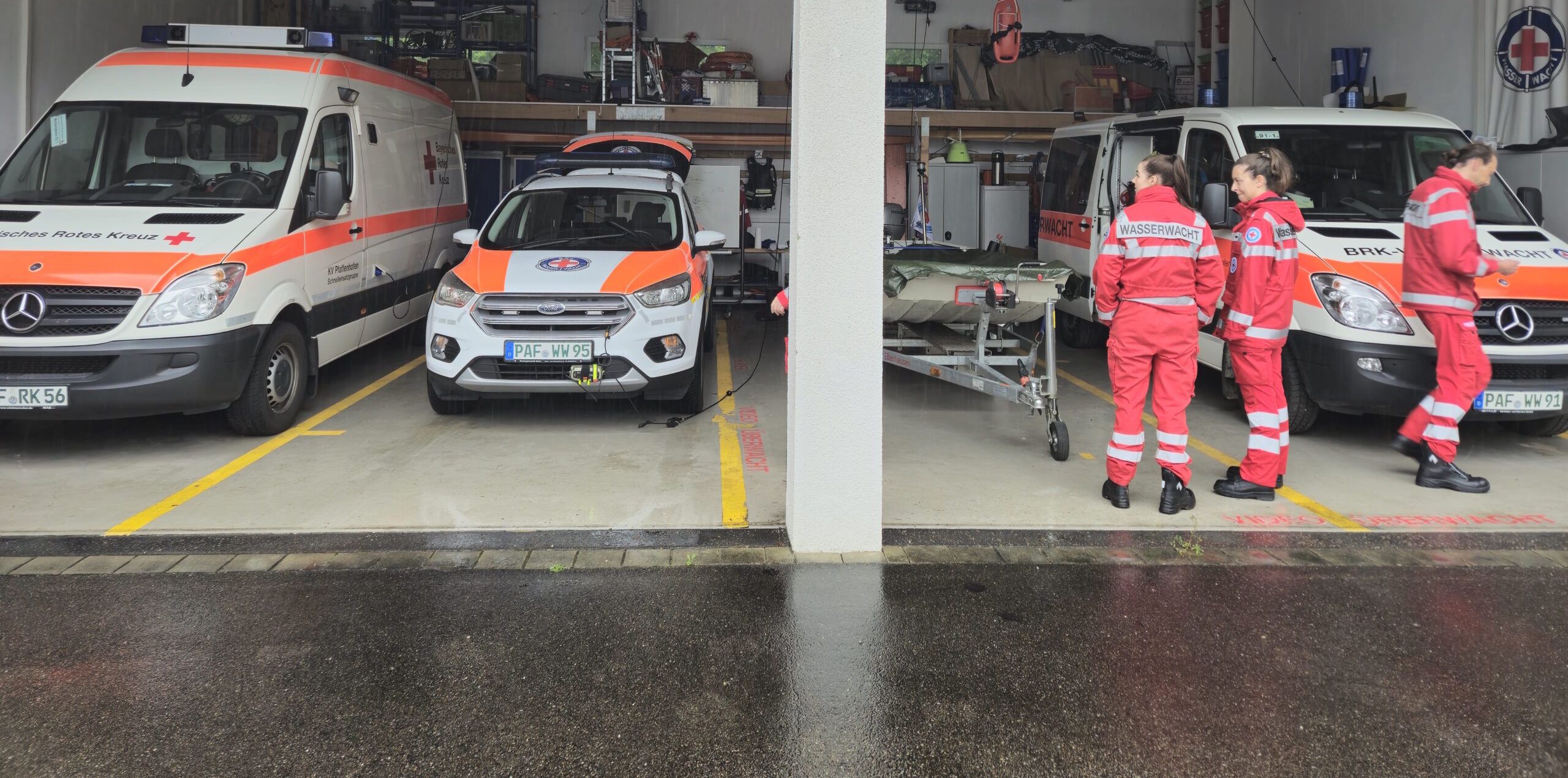 Ktw der Bereitschaft sowie unser Kuga, Motorrettungsboot, Sprinter und Einsatzkräfte in der Garage