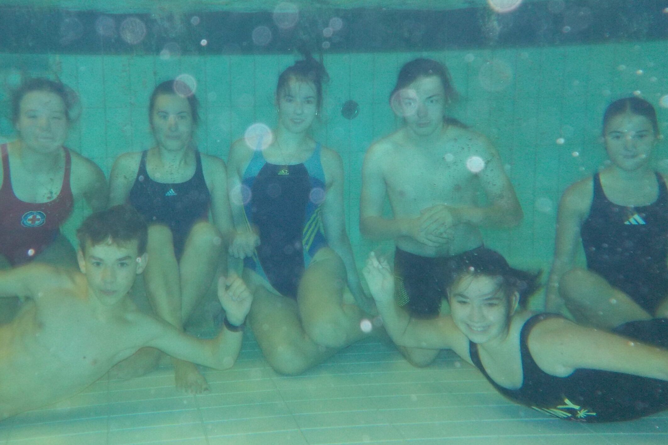 Unterwasserbild unserer Schwimmkurstrainer /-Helfer