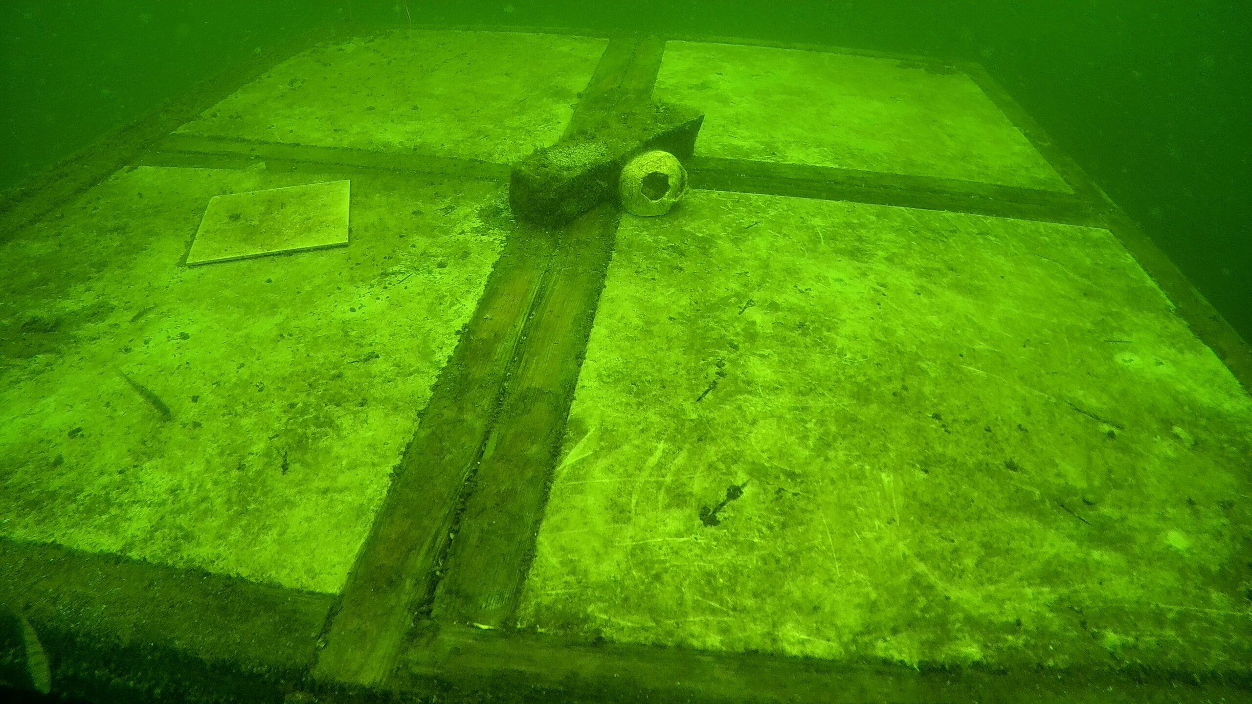 Tauchplatfrom in einem Weiher, mit einem Totenkopf dekoriert