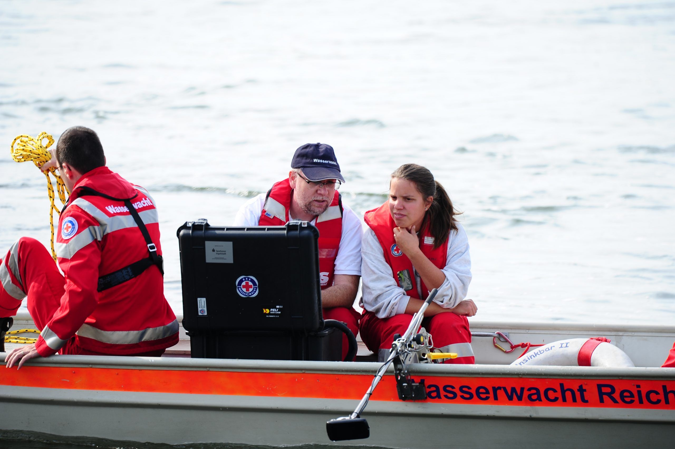 Mehrer Mitglieder auf Motorboot während Sonar-Ausbildung