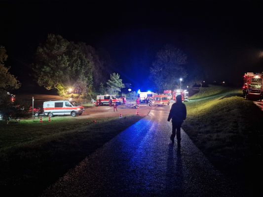 Mehrer Wasserwacht Fahrzeuge bei einem Nachteinsatz
