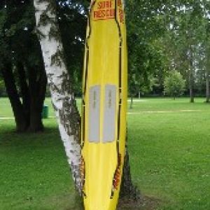 Rettungsbrett an Baum gelehnt
