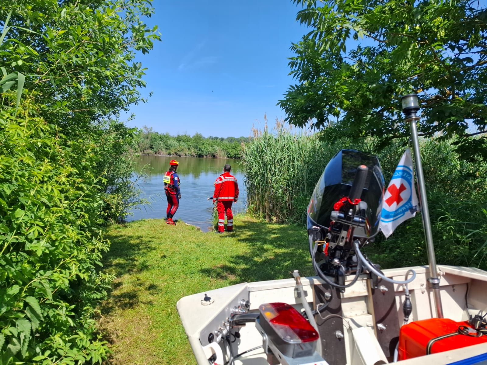 Motorboot sowie 2 Mitglieder der Wasserwacht Reichertshofen
