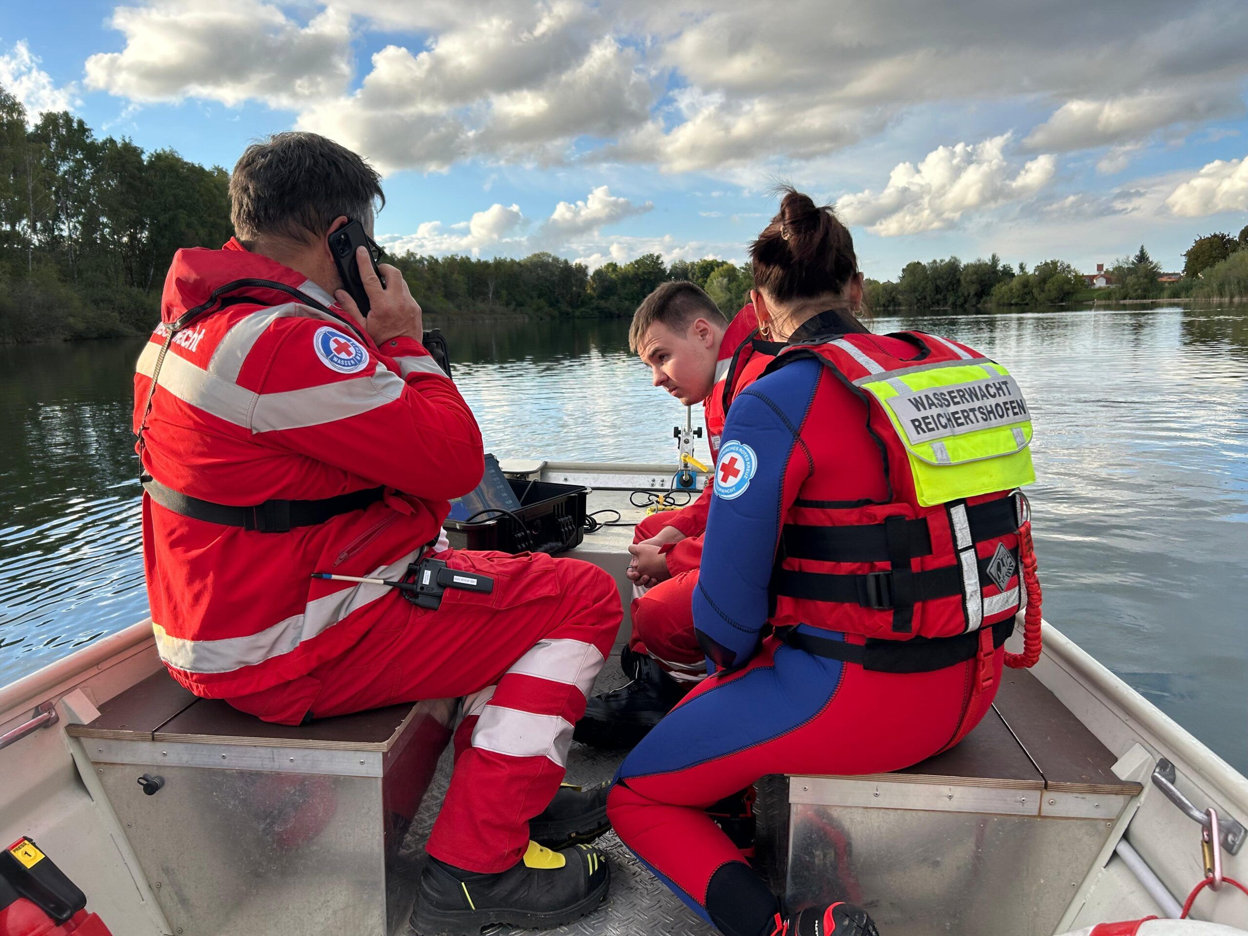 3 Einsatzkräfte auf Motorboot bei einer Sonarsuche