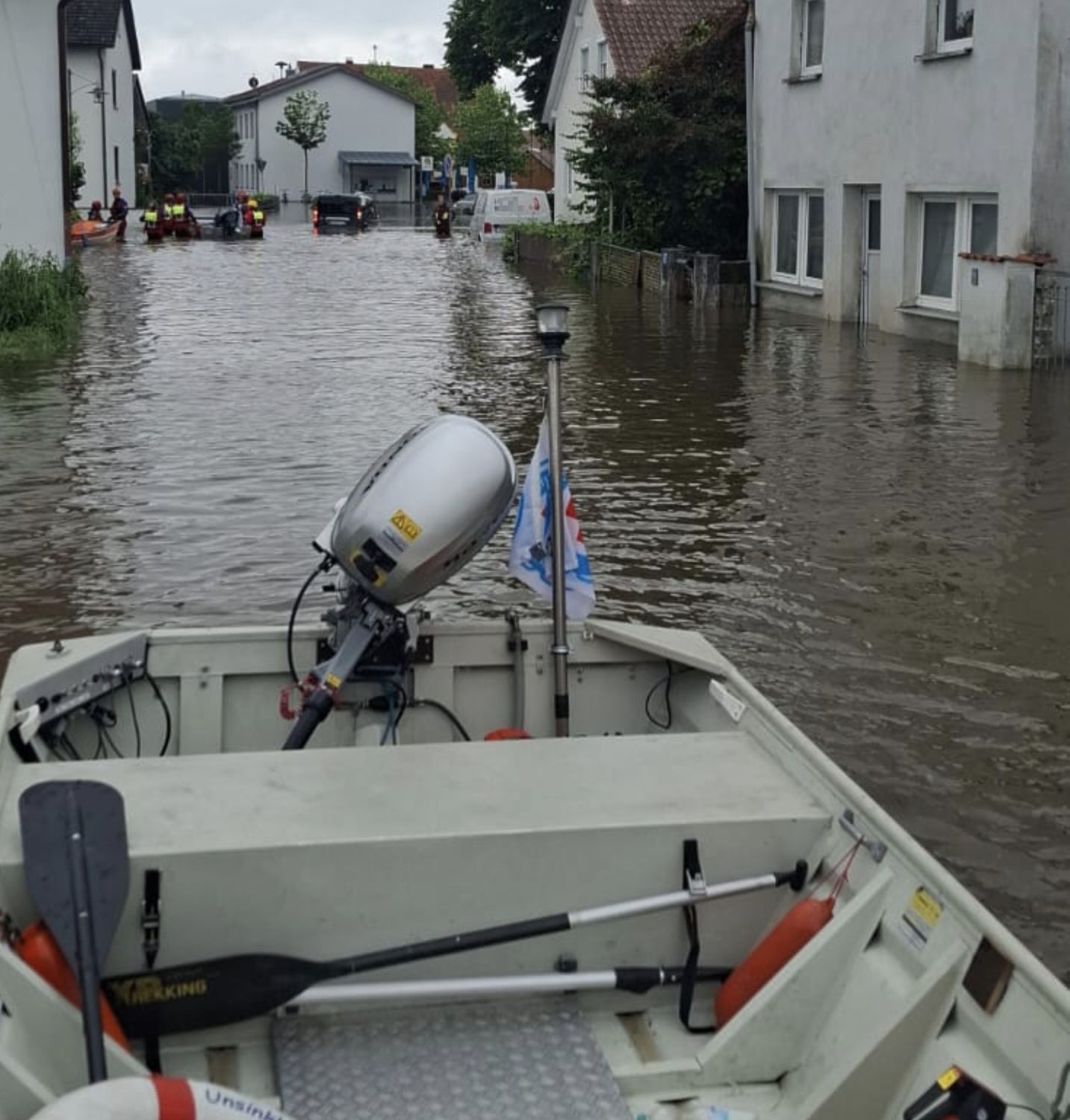 Unser Boot in einer Überfluteten Straße während dem Hochwasser 2024 in bayern