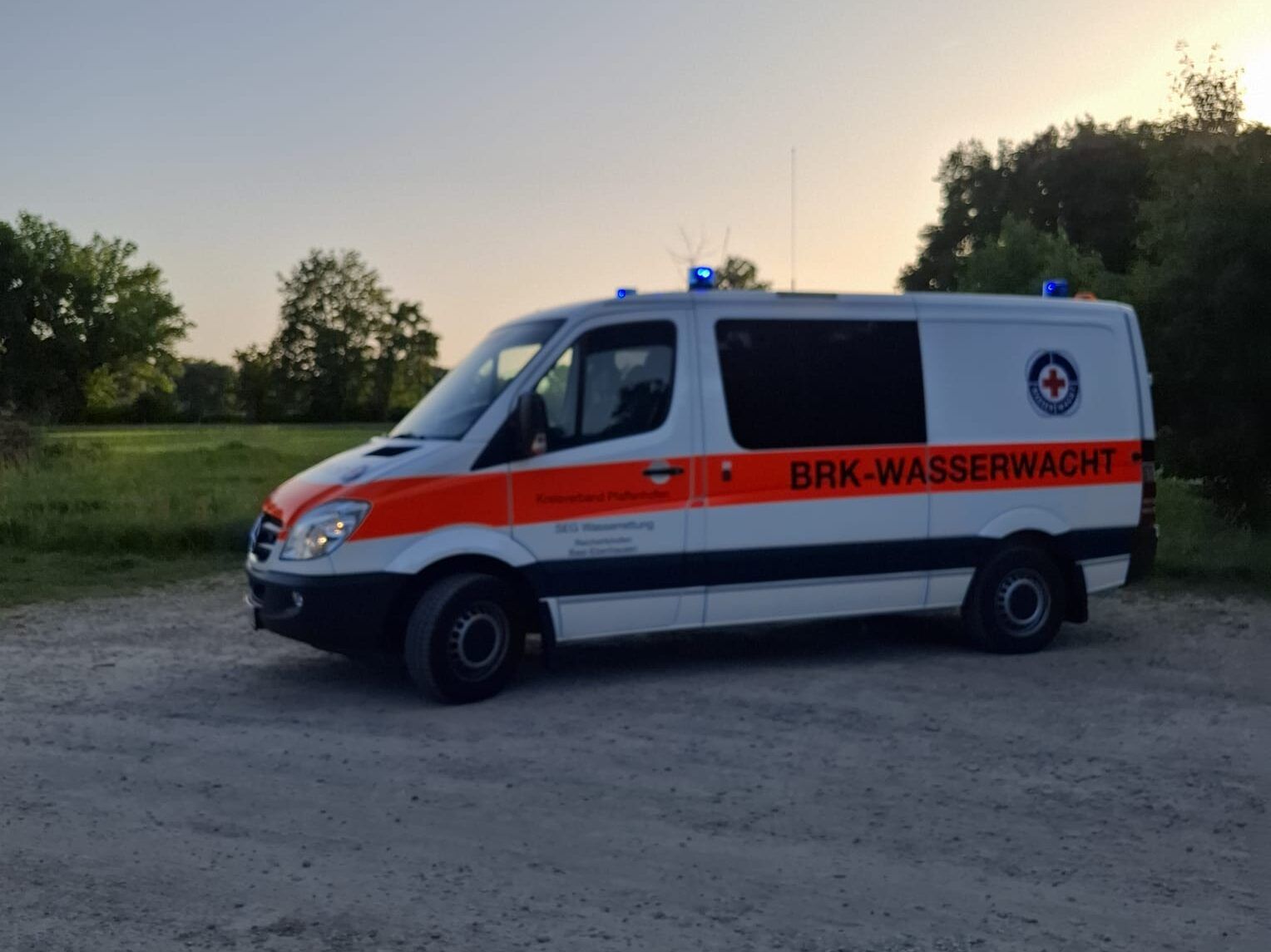 Motorboot sowie 2 Mitglieder der Wasserwacht Reichertshofen