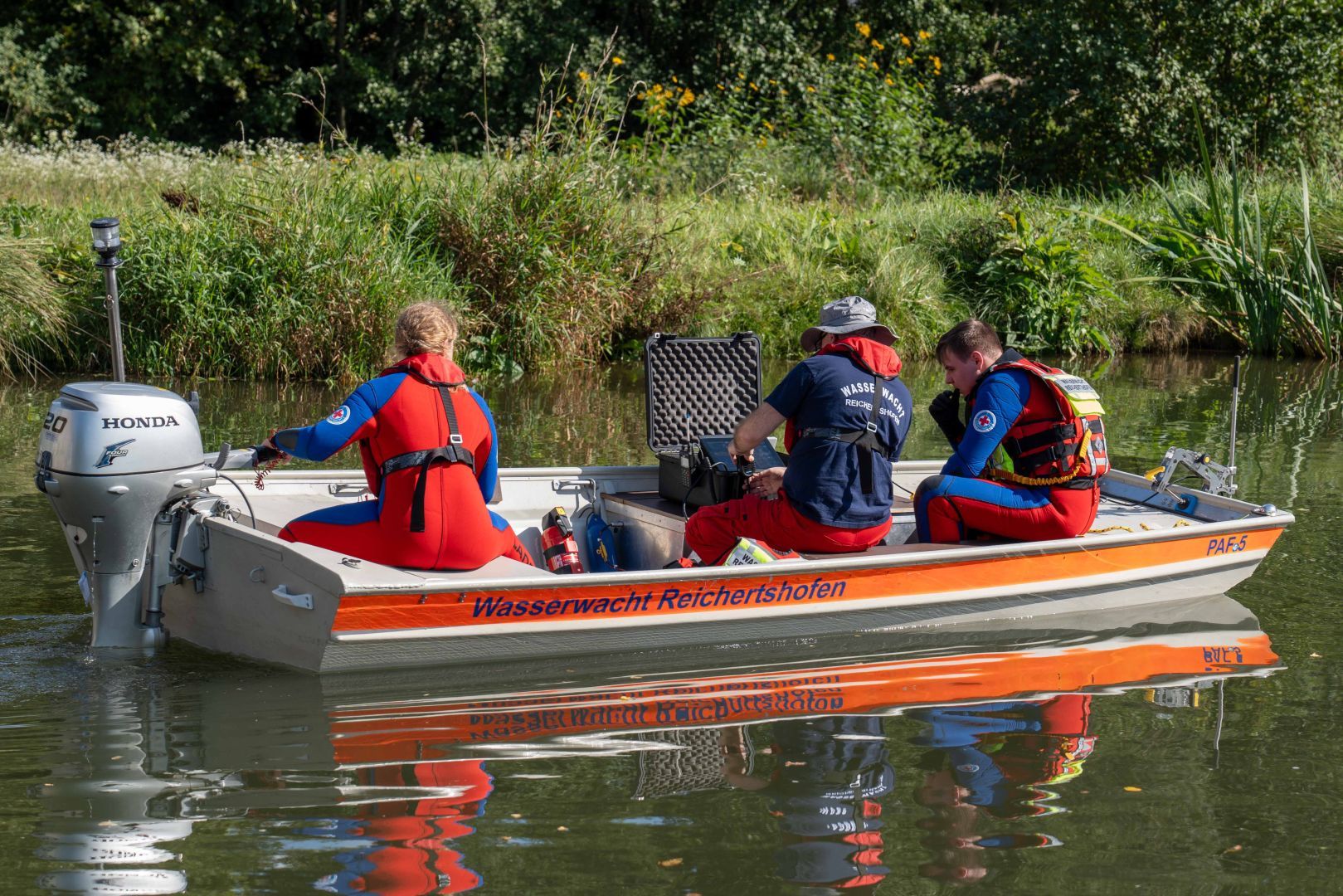 Mehrer Mitglieder auf Unserem Boot während einer Sonar-Suche