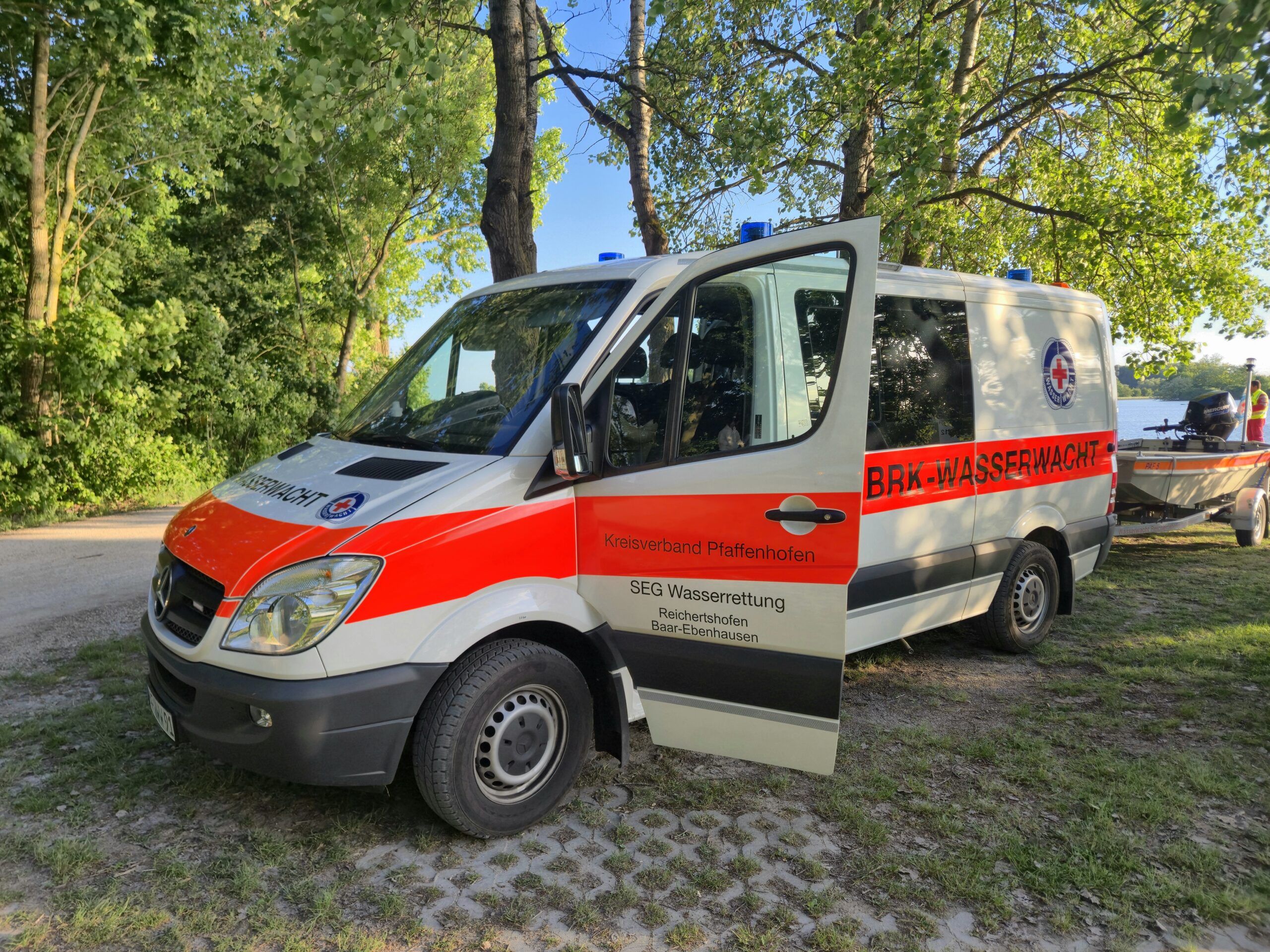 Unser Einsatzfahrzeug mit Motorboot 