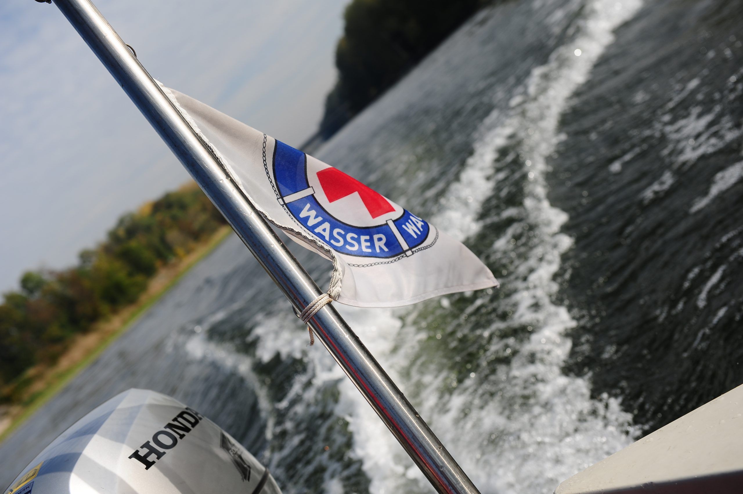 Heckaussicht von unserem Motorboot
