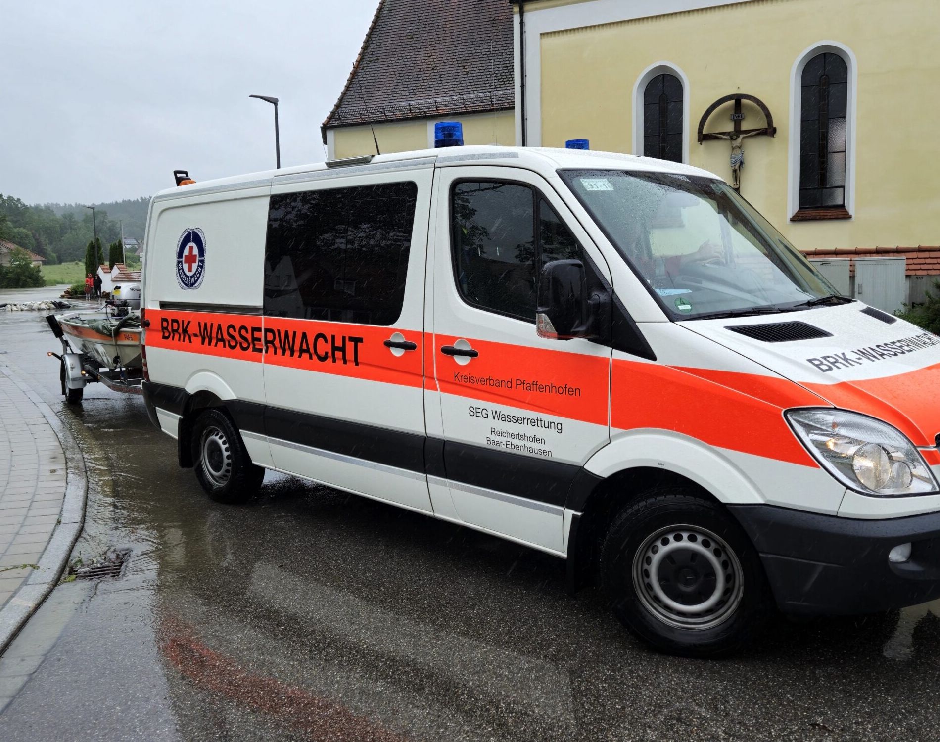 Unser Einsatzfahrzeug mit Boot während einem Einsatz im Hochwasser 2024 in Bayern