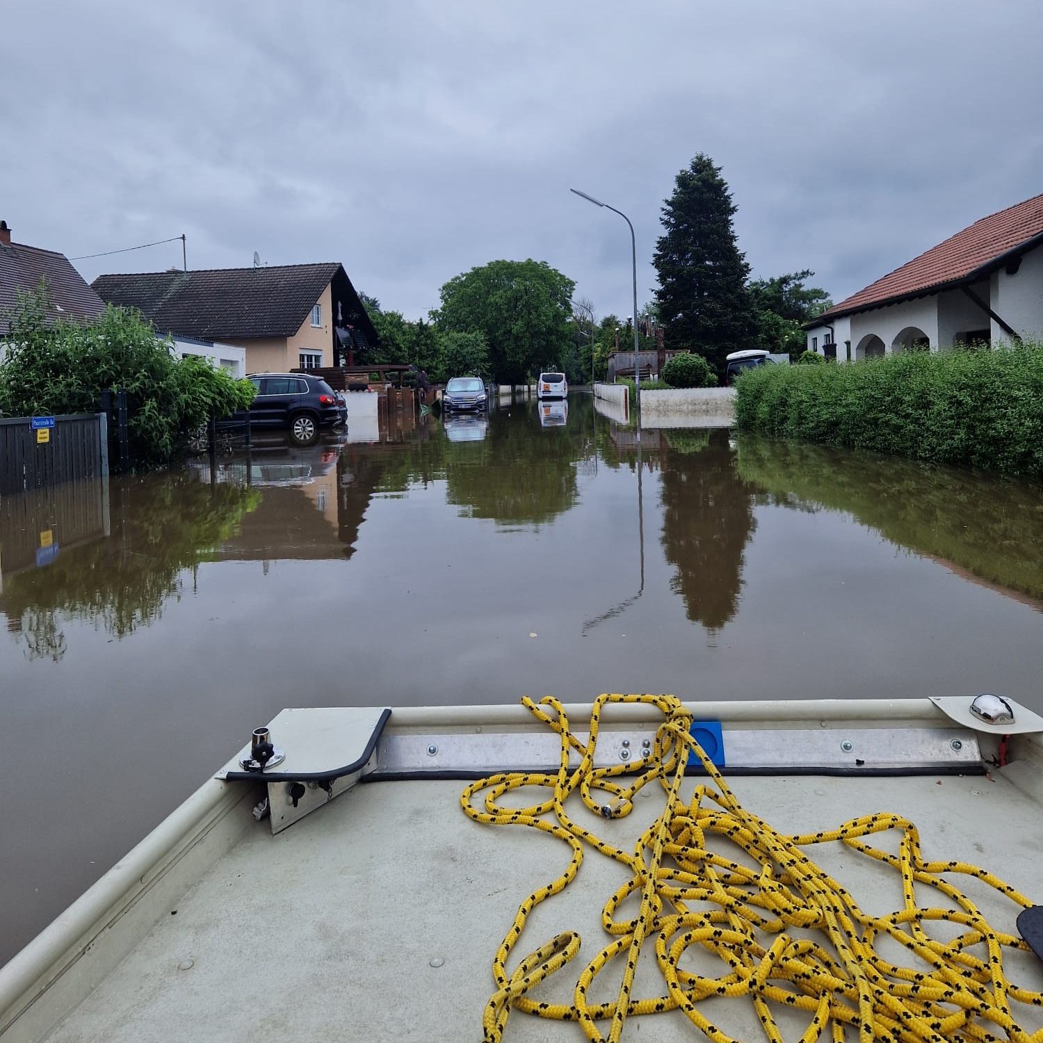 Unser Boot in einer Überfluteten Straße während dem Hochwasser 2024 in Bayern