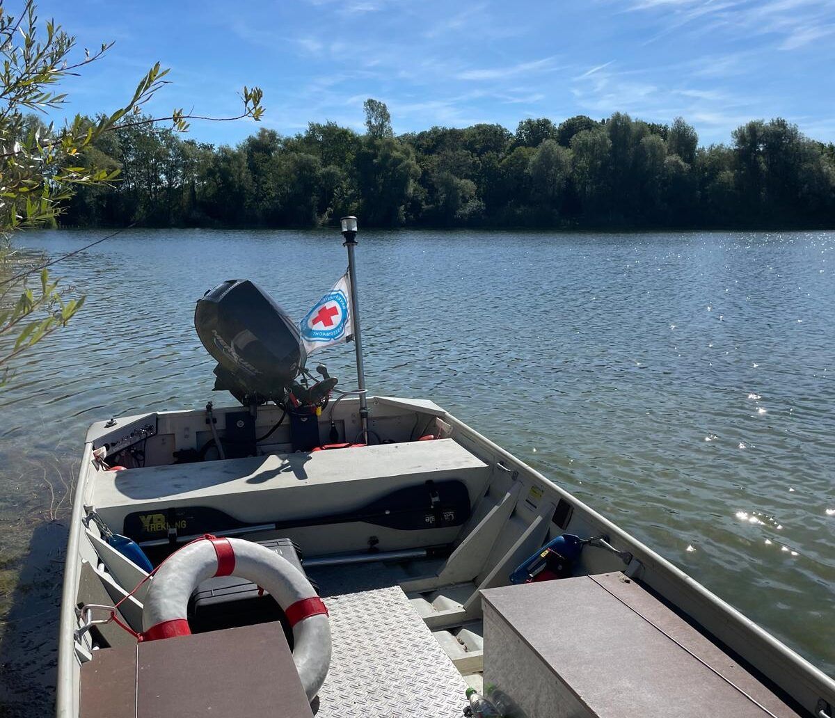 Motorboot angelegt im Weiher