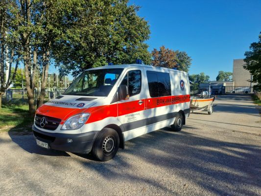 Einsatzfahrzeug mit Boot während einem Einsatz