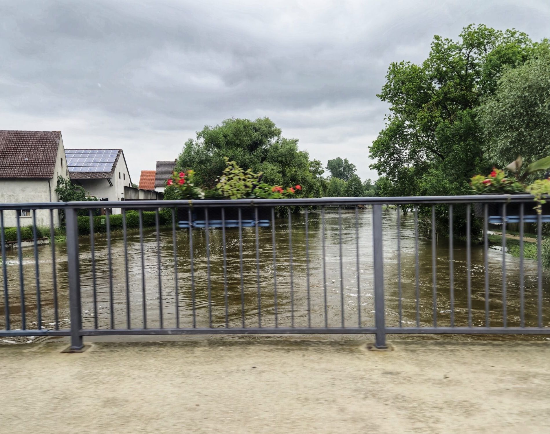 Über die Übergetretener Fluss während dem Hochwasser 2024 in Bayern